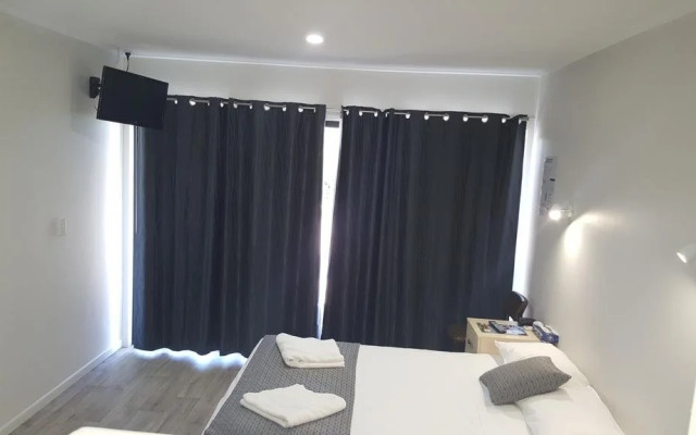 Nightcap at Queens Beach Hotel