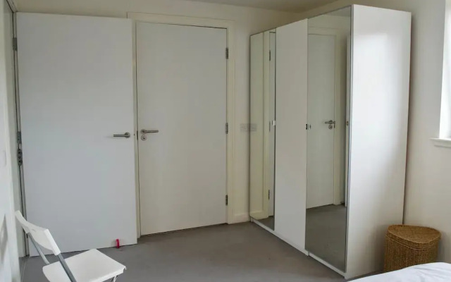 Modern 2 Bedroom Apartment With Parking