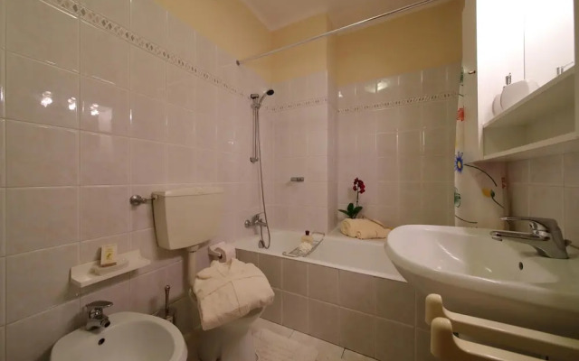 Petalo Bianco 100m From Lake