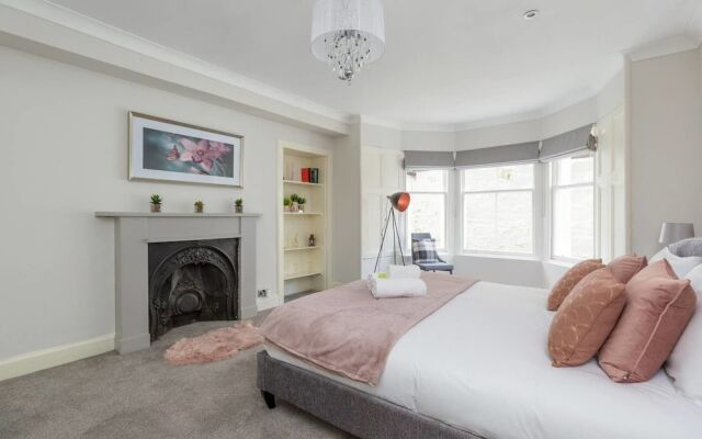 Refined Ground-floor Apt Near Stockbridge Market