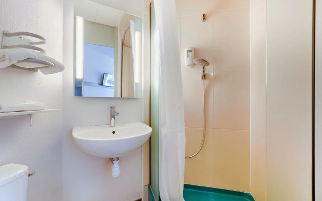 B&B HOTEL AIX EN PROVENCE Pont de l'Arc