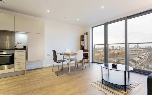 Modern 1 Bedroom Apartment Near Canary Wharf With Balcony