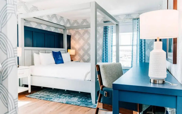 Salem Waterfront Hotel & Suites