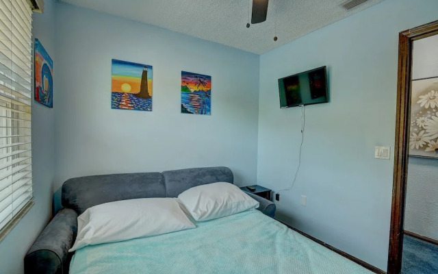 Spacious 4 3 Retreat- Heated Pool-playroom