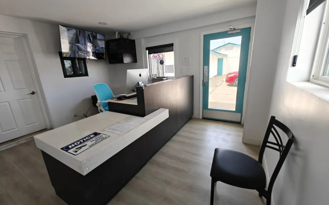 Casa Blanca Inn and Suites