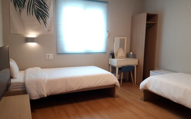 Uniqstay Hostel And Suite