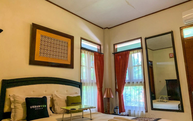 OYO 261 Sasono Putro Guest House