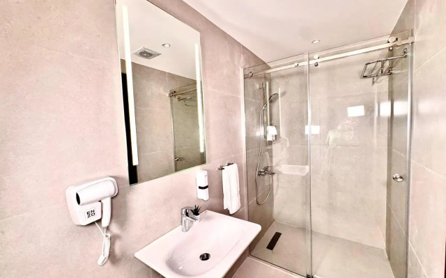New MerryLand Hotel