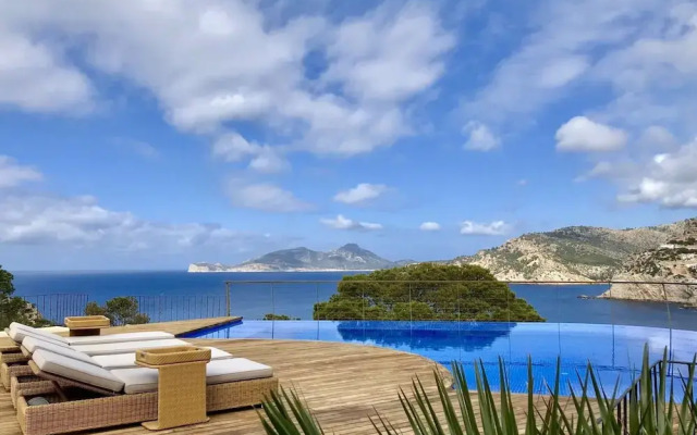 Sea-view Villa Near Port