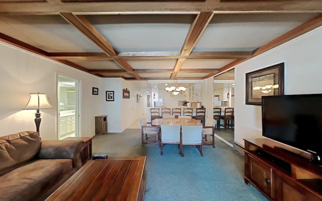 Two Bedroom Units at 1849 Condos with 3 Hot Tubs & Slopeside
