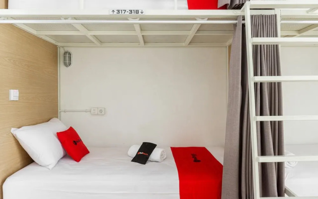 RedDoorz Hostel near Malang Train Station 2