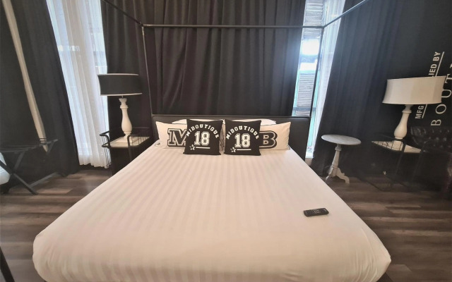 M Boutique Station 18