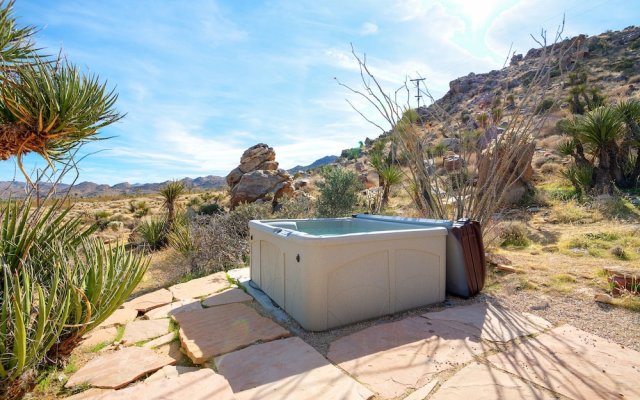 Classic 1960s Cottage on 10 Acres With Jacuzzi!