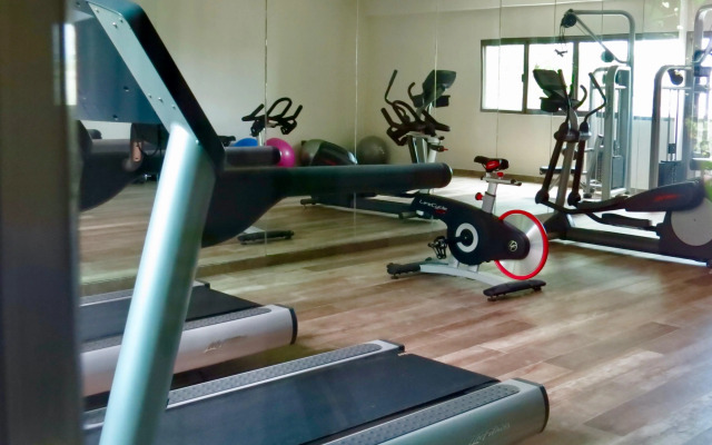 Palmarena Rooms and Residences - Long Stay Comfort with Parking, Sauna, Gym and Pool (Steps from 5th Avenue)