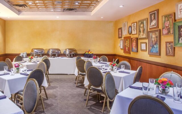 Crowne Plaza Chicago West Loop by IHG