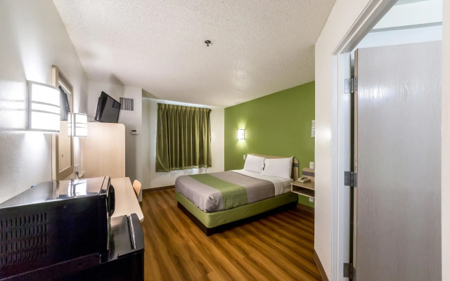 Motel 6 San Antonio, TX - South
