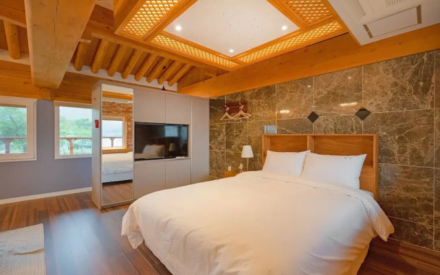 wangkyeong hanoak poolvilla