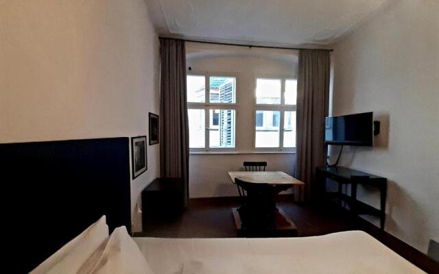 Mimosa Goldenstern Residence