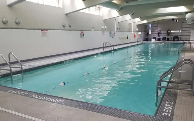 Spacious DT 2-BDR High-rise with view, pool, gym