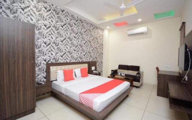 OYO 28465 Hotel Dhingra