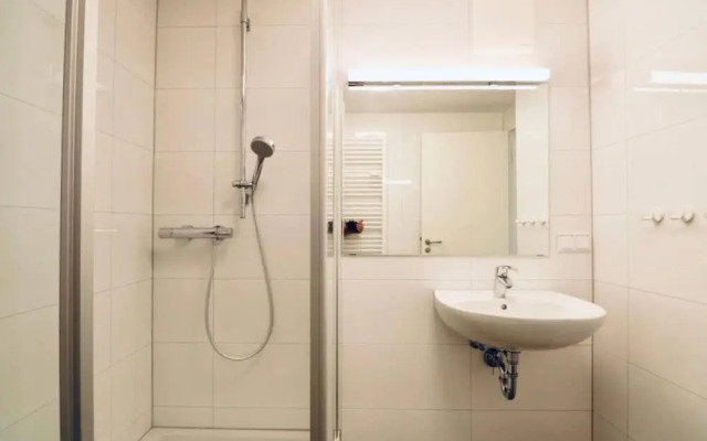 Nice and clean hostel room for 3 2C