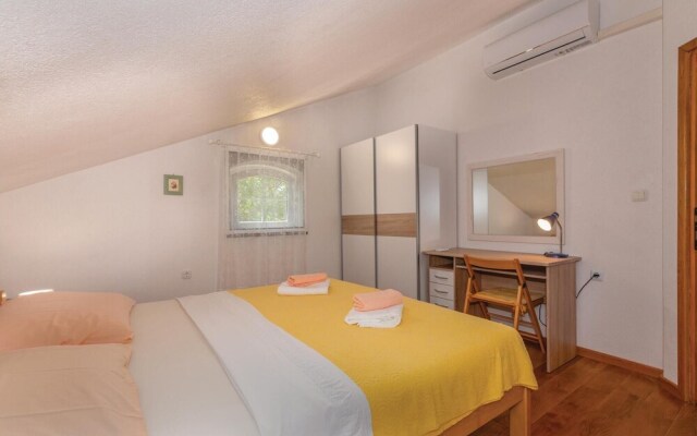Stunning Home in Ostrobradic With Wifi and 2 Bedrooms