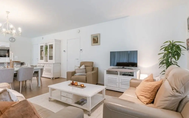 A Luminous Apartment Near the Marina