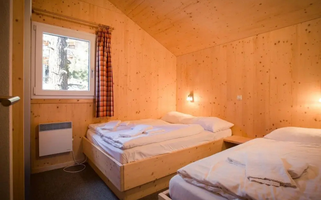 Spacious Chalet With hot tub