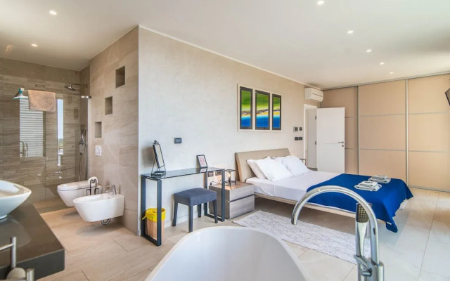 Luxury Villa With Pool and sea View