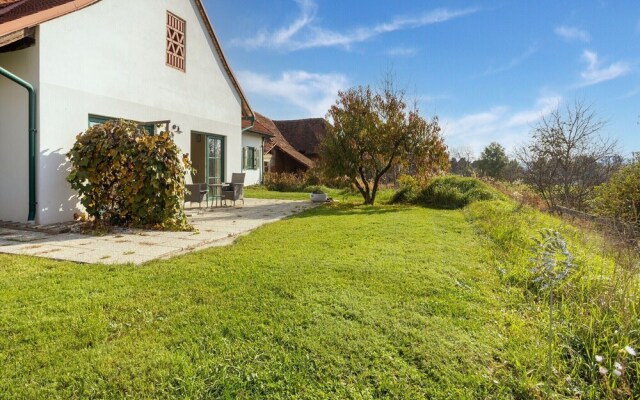 Apartment in a Renovated Square Courtyard in Bad Loipersdorf / Styria