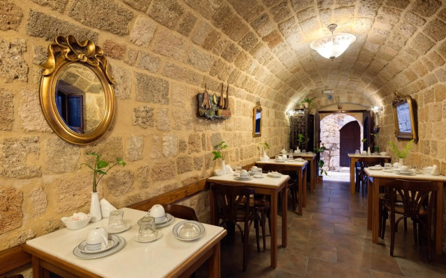 Camelot Traditional & Classic Hotel