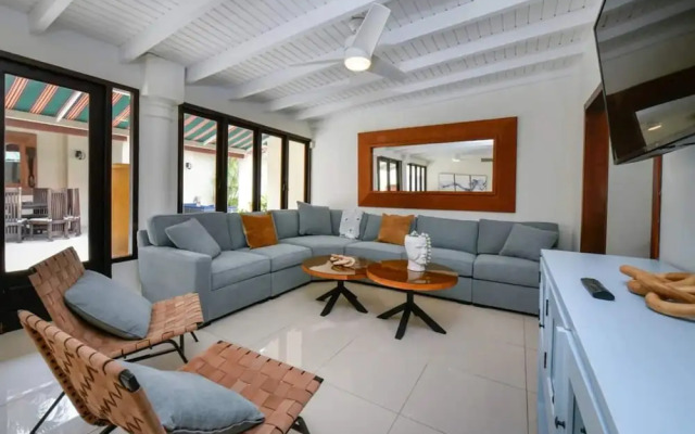 Blue Makini Villa in Noord