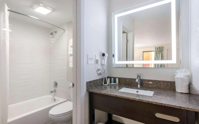 Clarion Inn & Suites Kissimmee-Lake Buena Vista South