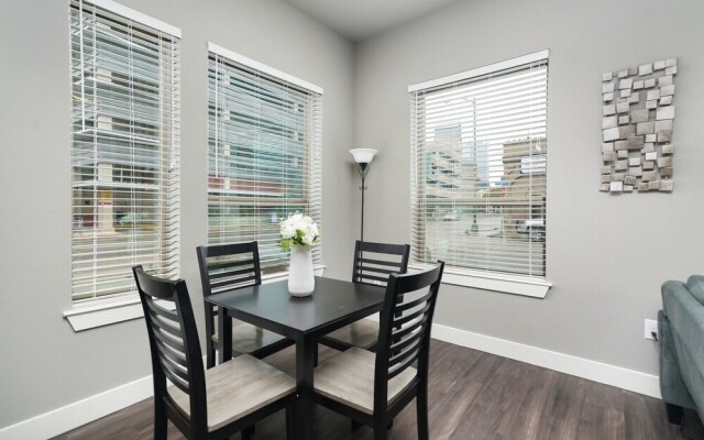 1 BR and 2 BR near Downtown by Frontdesk
