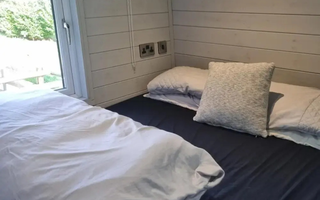 Glamping Hut - Sleeps 2, hot tub & Parking