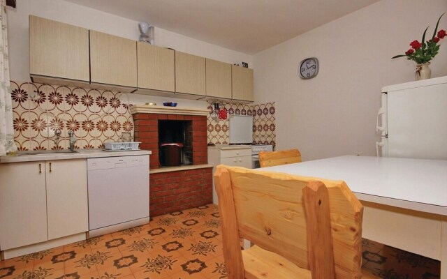 Amazing Home in Prizba With Wifi and 7 Bedrooms