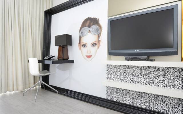 Miami World Rental - Mondrian 1220