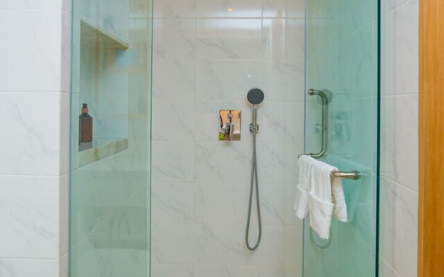 Aristo 2 Beach Front - by Holy Cow 318