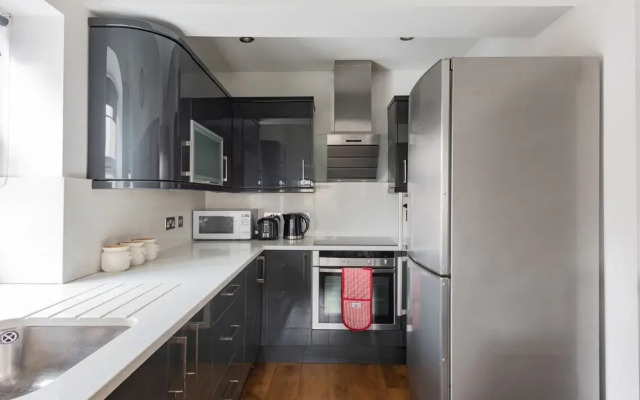Platinum Apartment in Kensington 9941