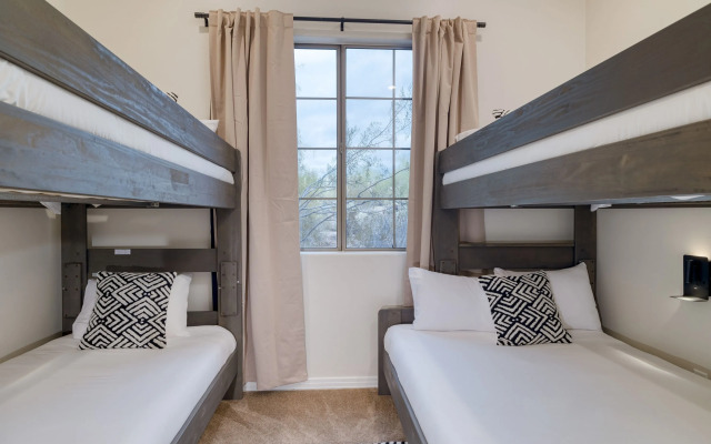 Montoya By Avantstay Pool, Putting Green, Views