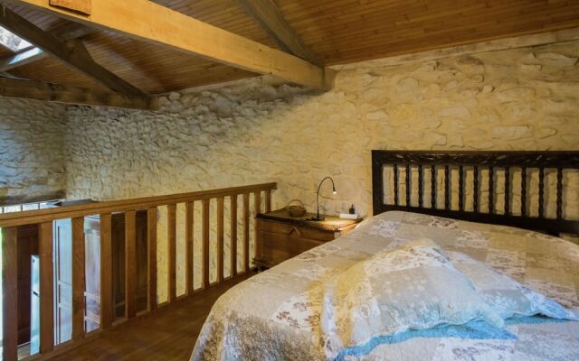 Beautiful Holiday Home in Mauroux With Swimming Pool