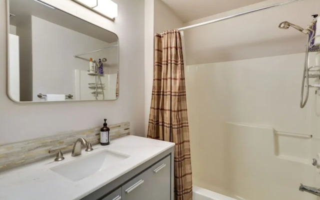 Lake Oswego Home w/ Deck 9 Mi to Downtown Portland
