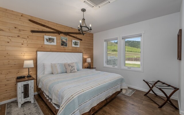 Berg Haus 1 Bedroom Home by NW Comfy Cabins by RedAwning