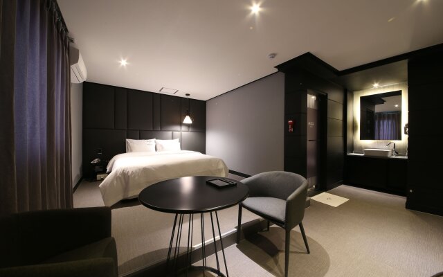 Gupo Station Almond Hotel