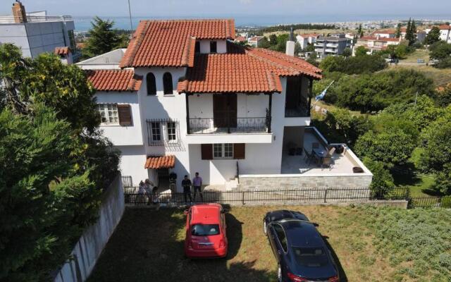 Τraditional Fully Detached Villa on a luxurious Hillock of Thessaloniki PANORAMA with its own Garden also for Family & Wedding gatherings and Kids parties under 13