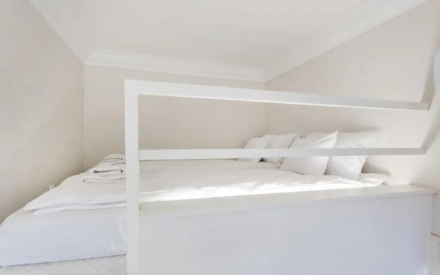 Opera Apartment with Garage, 2BR & 2BTH, AC