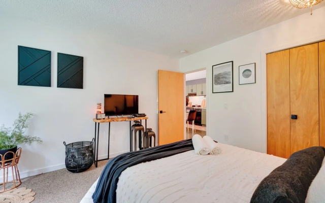 Ski-in/ski-out Magic Mountain Condo w/ Deck!