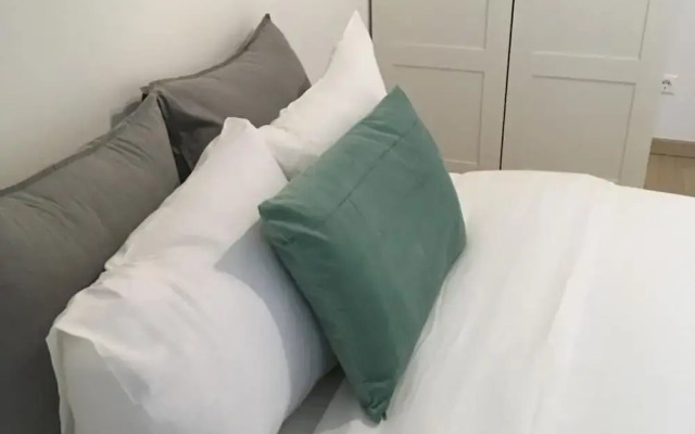 Modern 3 Beds In Convenient Location - Parking