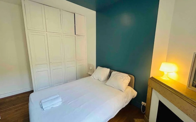 L Tape R Moise Hypercentre Sub