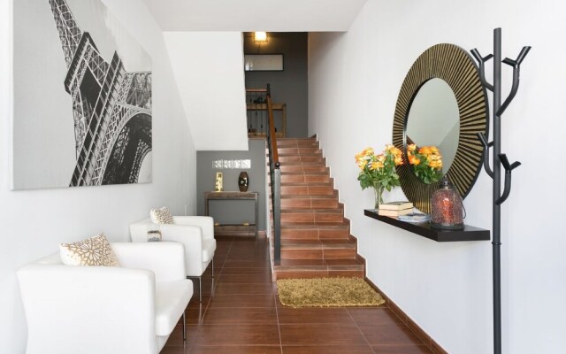 Live Las Aguas House